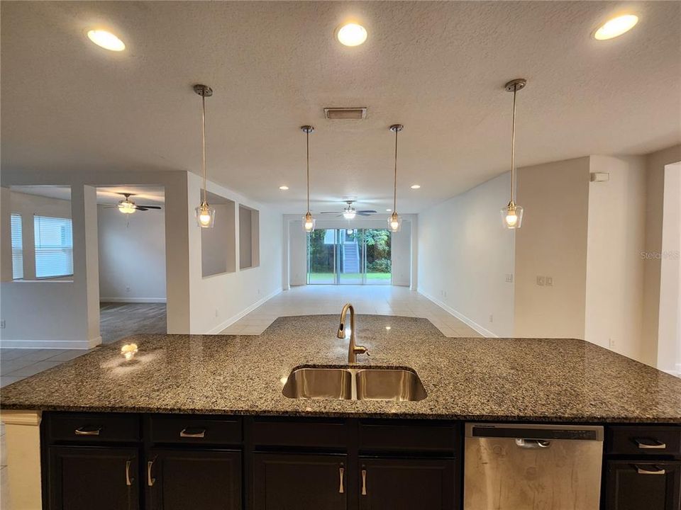 Activo con contrato: $429,000 (4 camas, 3 baños, 2763 Pies cuadrados)