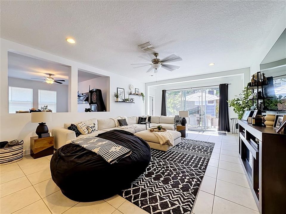 Activo con contrato: $429,000 (4 camas, 3 baños, 2763 Pies cuadrados)