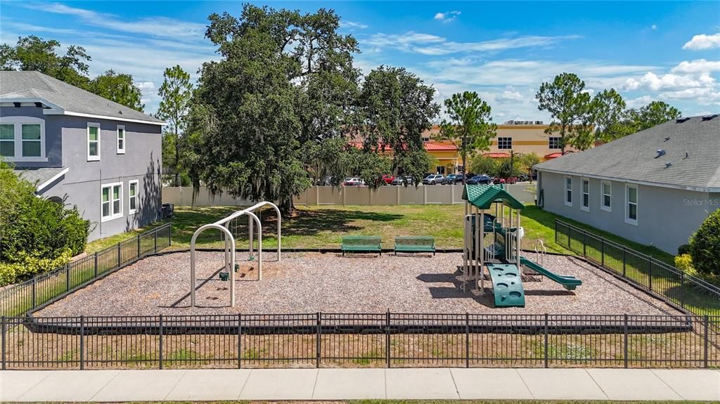 Activo con contrato: $429,000 (4 camas, 3 baños, 2763 Pies cuadrados)