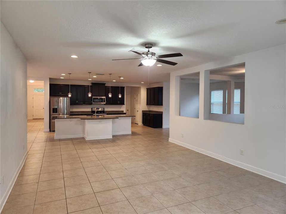 Activo con contrato: $429,000 (4 camas, 3 baños, 2763 Pies cuadrados)