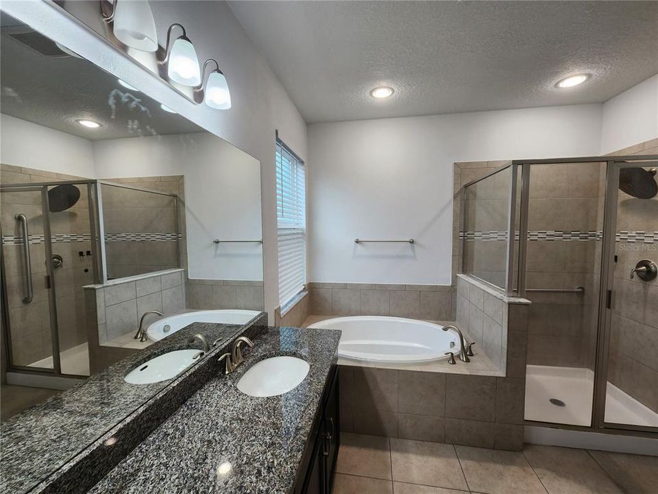 Activo con contrato: $429,000 (4 camas, 3 baños, 2763 Pies cuadrados)