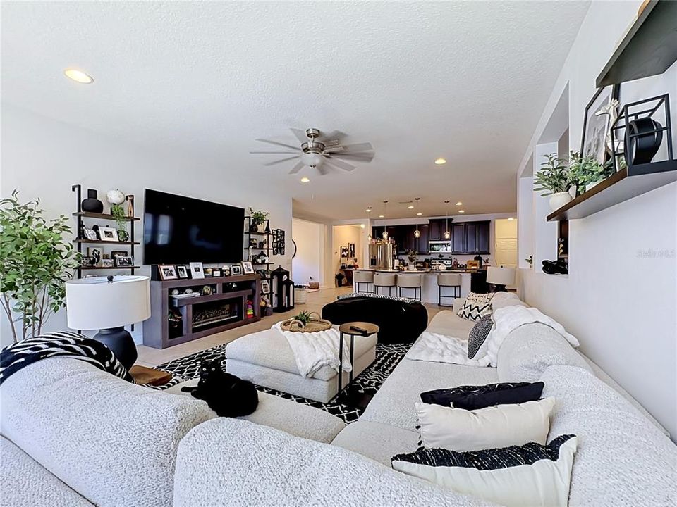 Activo con contrato: $429,000 (4 camas, 3 baños, 2763 Pies cuadrados)
