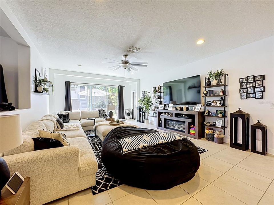 Activo con contrato: $429,000 (4 camas, 3 baños, 2763 Pies cuadrados)