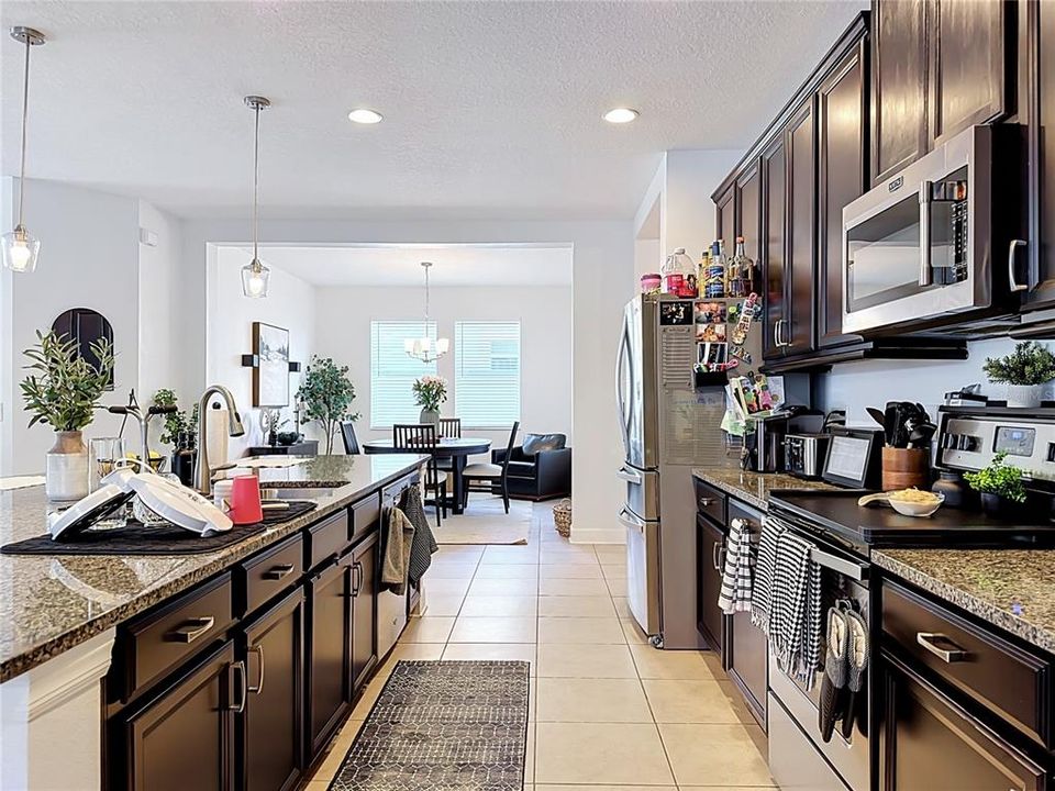 Activo con contrato: $429,000 (4 camas, 3 baños, 2763 Pies cuadrados)