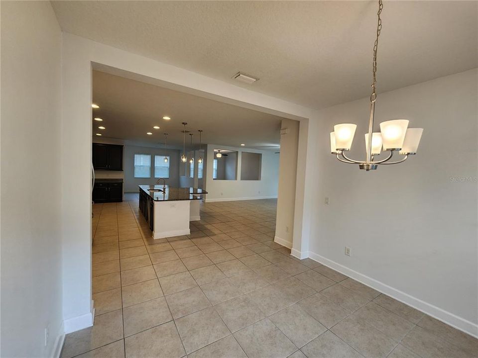 Activo con contrato: $429,000 (4 camas, 3 baños, 2763 Pies cuadrados)