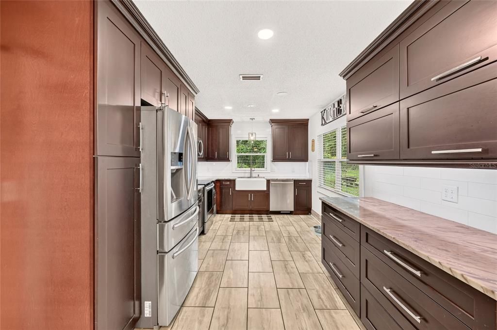 На продажу: $369,900 (2 спален, 1 ванн, 1536 Квадратных фут)