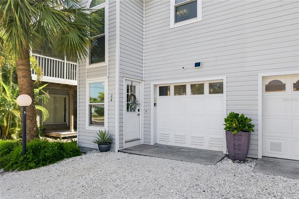 For Sale: $800,000 (2 beds, 2 baths, 1272 Square Feet)