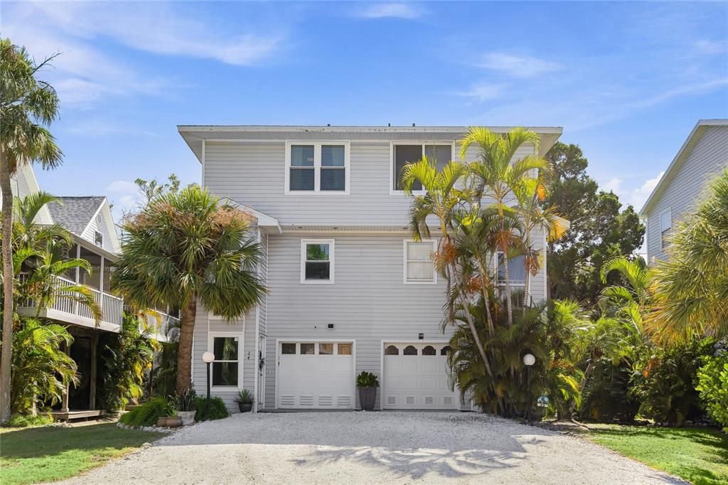 For Sale: $800,000 (2 beds, 2 baths, 1272 Square Feet)