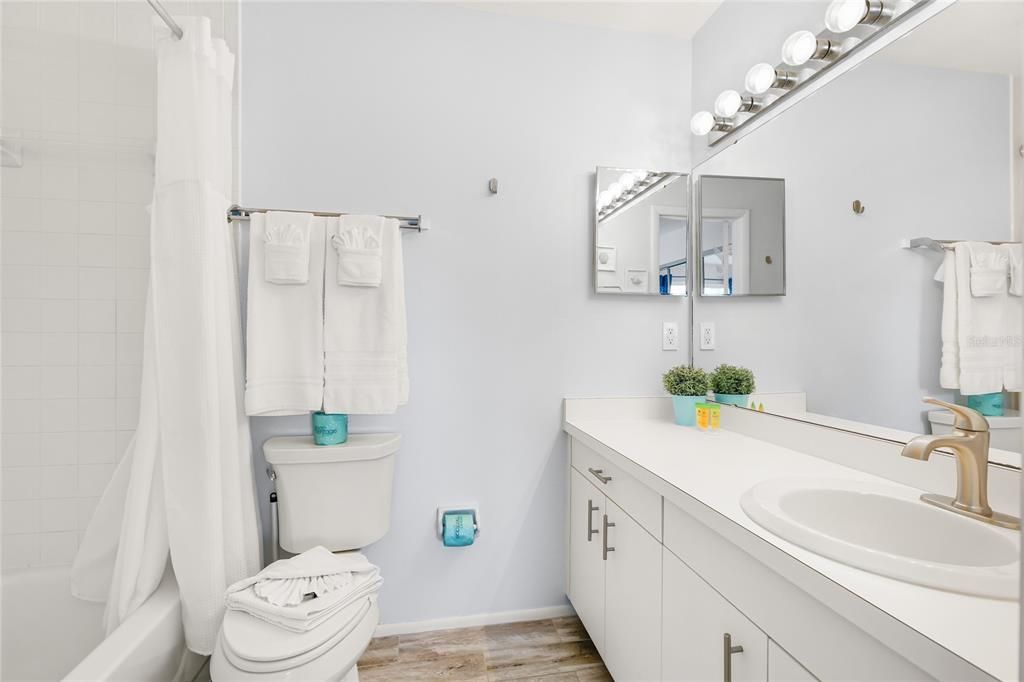 For Sale: $800,000 (2 beds, 2 baths, 1272 Square Feet)