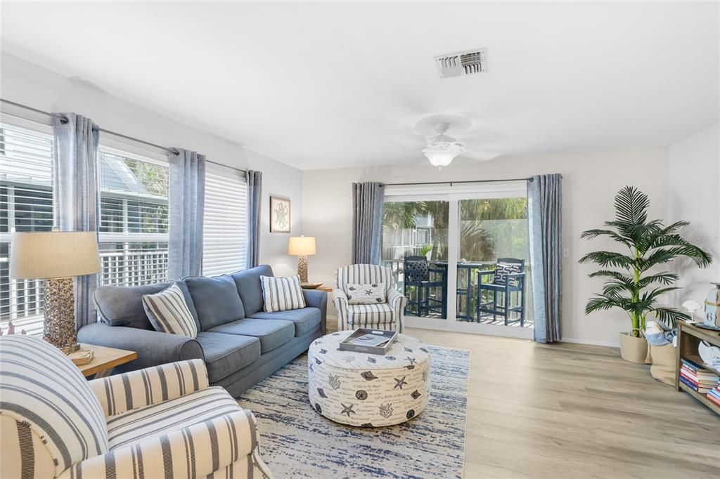 For Sale: $800,000 (2 beds, 2 baths, 1272 Square Feet)