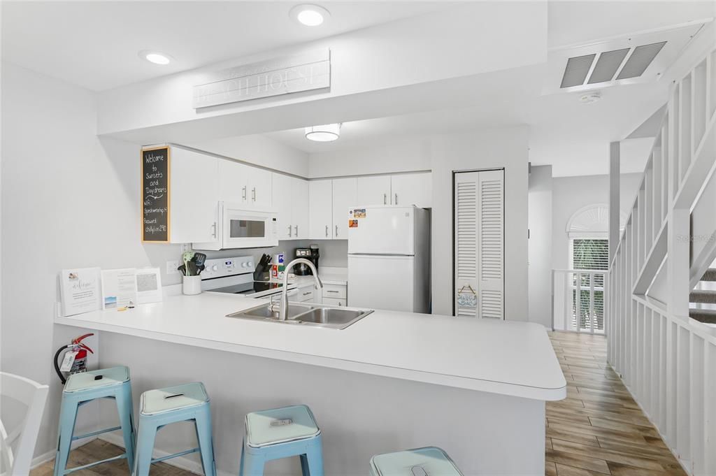 For Sale: $800,000 (2 beds, 2 baths, 1272 Square Feet)