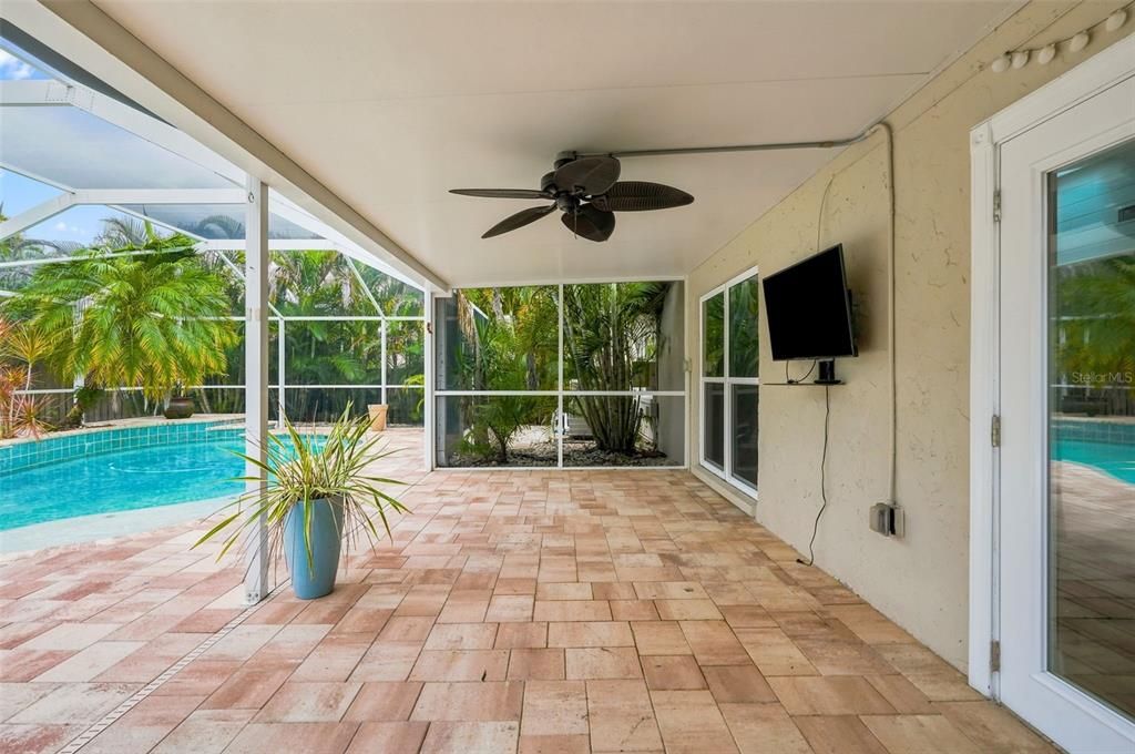 For Sale: $459,900 (3 beds, 2 baths, 1244 Square Feet)