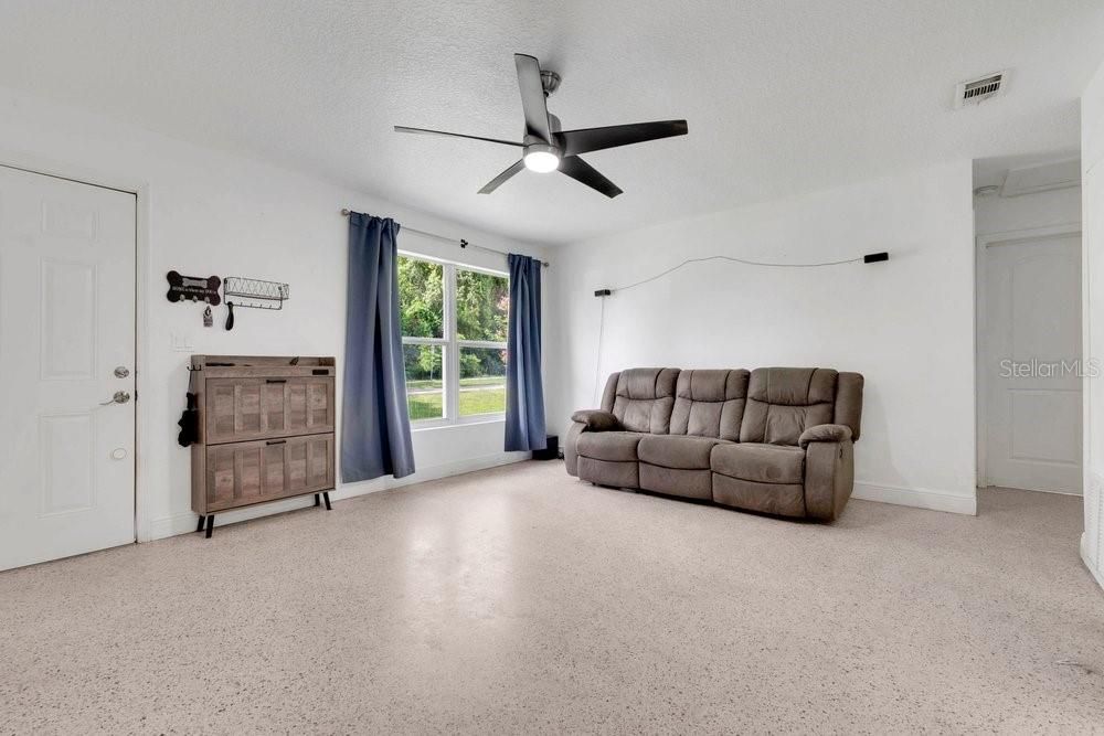 Activo con contrato: $279,999 (3 camas, 2 baños, 1404 Pies cuadrados)