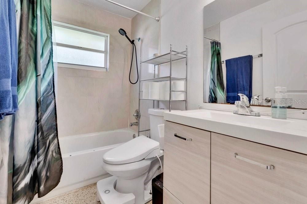 Activo con contrato: $279,999 (3 camas, 2 baños, 1404 Pies cuadrados)