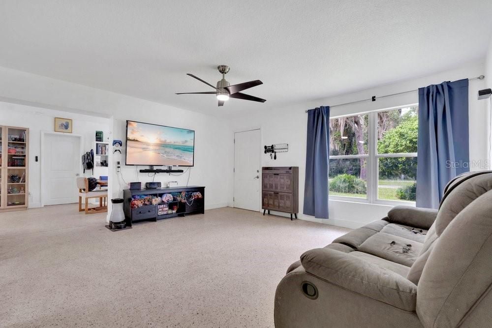 Activo con contrato: $279,999 (3 camas, 2 baños, 1404 Pies cuadrados)