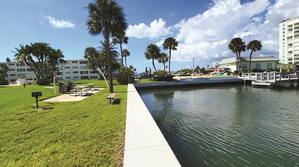 Active With Contract: $1,800 (1 beds, 1 baths, 720 Square Feet)