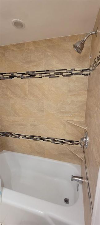 Active With Contract: $1,800 (1 beds, 1 baths, 720 Square Feet)