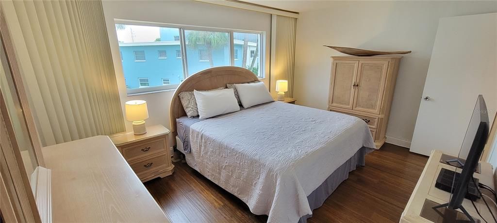 Active With Contract: $1,800 (1 beds, 1 baths, 720 Square Feet)
