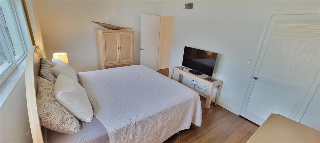 Active With Contract: $1,800 (1 beds, 1 baths, 720 Square Feet)