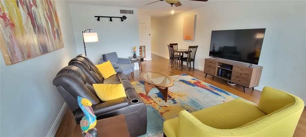 Active With Contract: $1,800 (1 beds, 1 baths, 720 Square Feet)