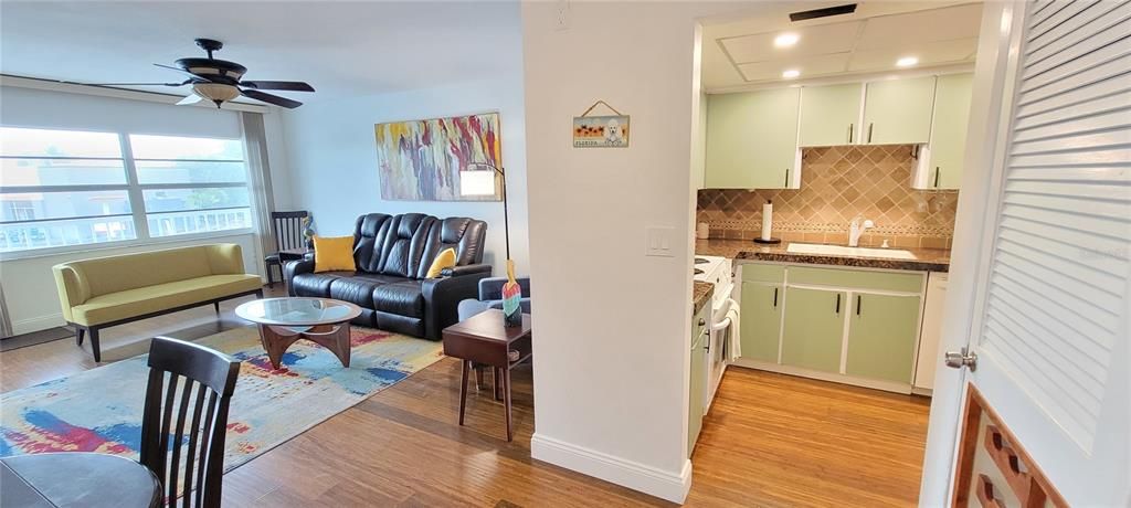 Active With Contract: $1,800 (1 beds, 1 baths, 720 Square Feet)