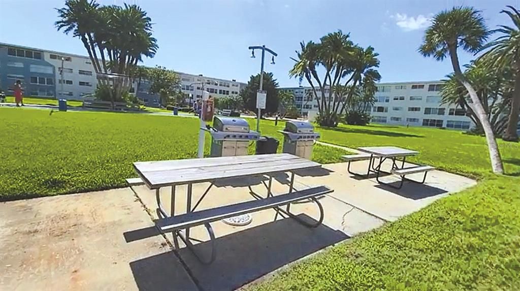 Active With Contract: $1,800 (1 beds, 1 baths, 720 Square Feet)