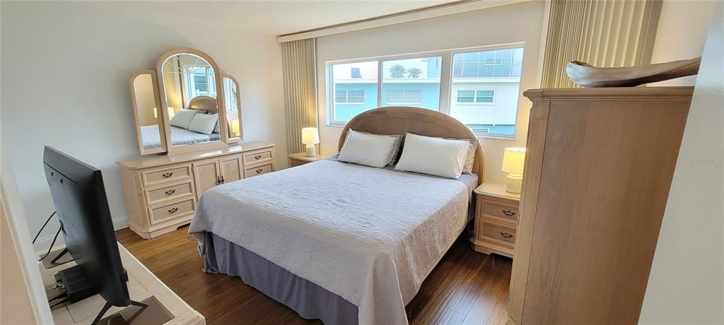 Active With Contract: $1,800 (1 beds, 1 baths, 720 Square Feet)