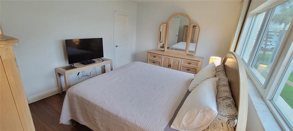 Active With Contract: $1,800 (1 beds, 1 baths, 720 Square Feet)
