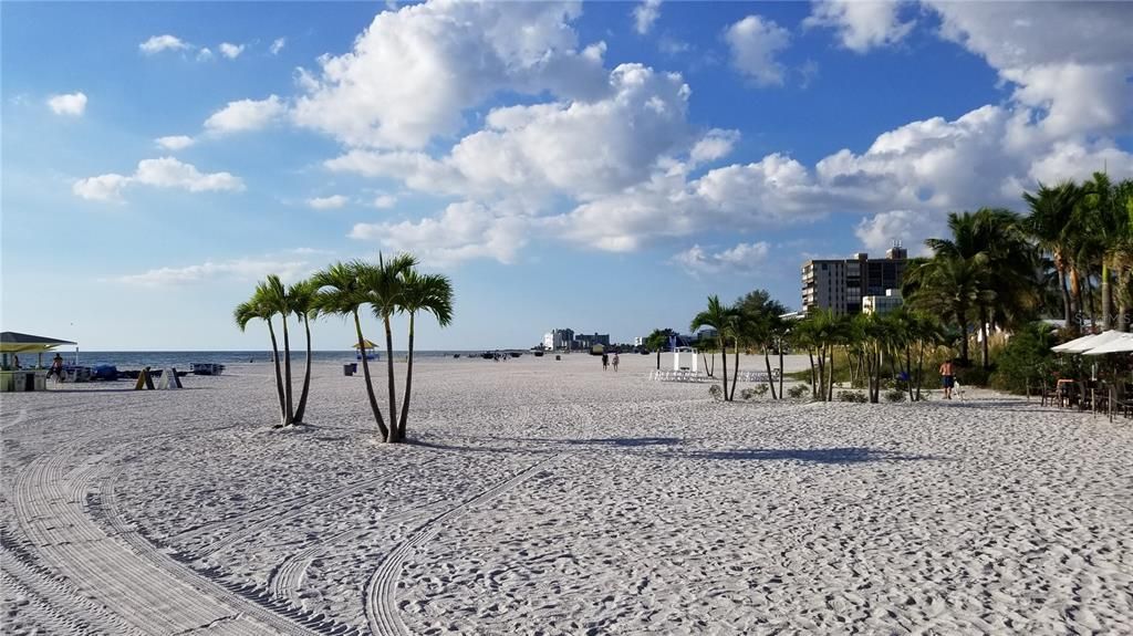 Active With Contract: $1,800 (1 beds, 1 baths, 720 Square Feet)
