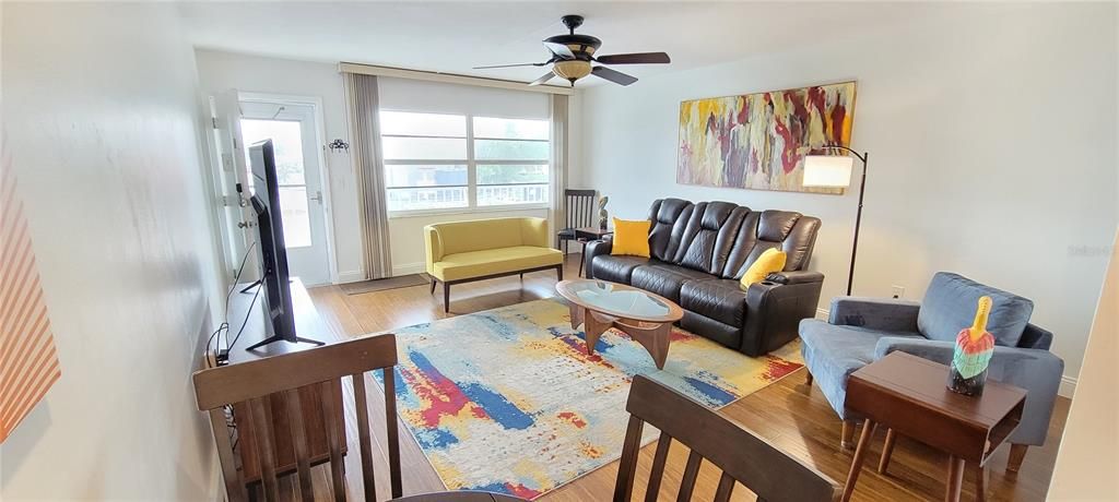 Active With Contract: $1,800 (1 beds, 1 baths, 720 Square Feet)