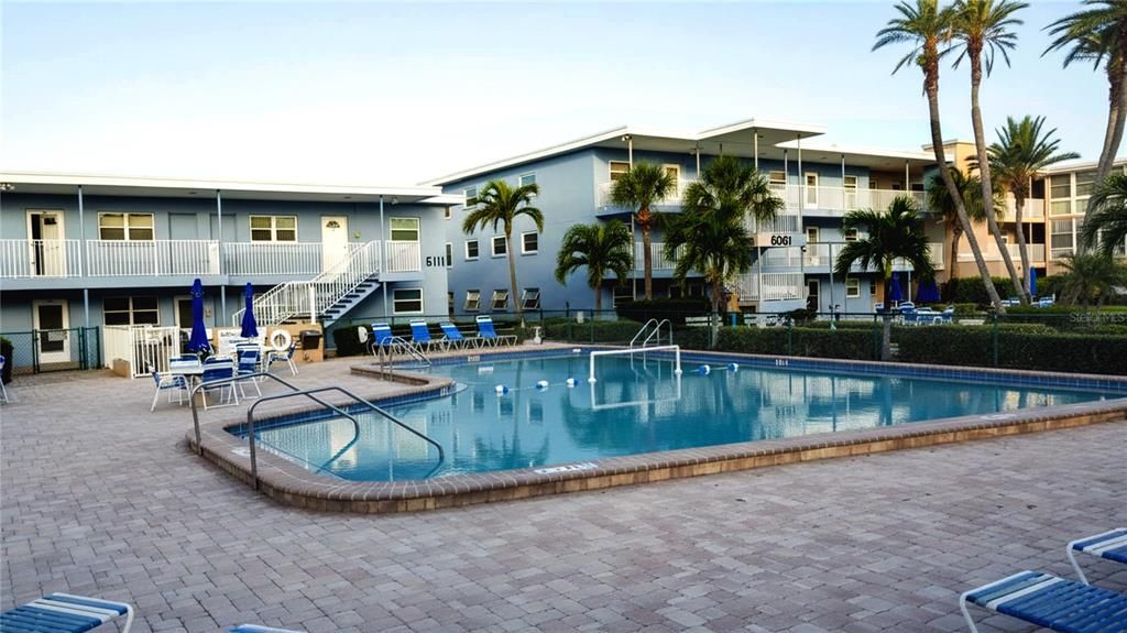 Active With Contract: $1,800 (1 beds, 1 baths, 720 Square Feet)