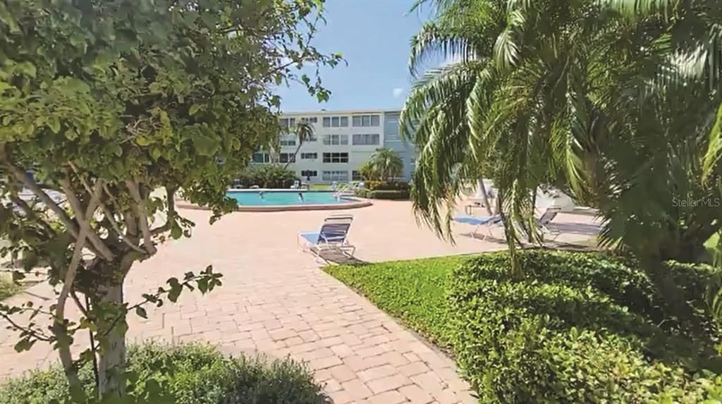 Active With Contract: $1,800 (1 beds, 1 baths, 720 Square Feet)