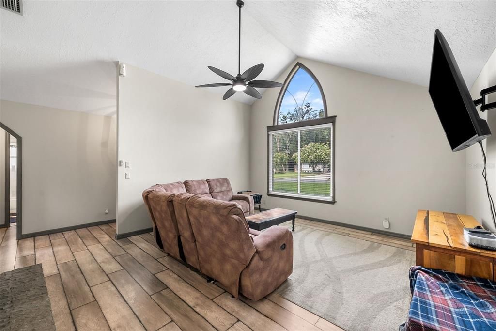 For Sale: $220,000 (3 beds, 2 baths, 1271 Square Feet)