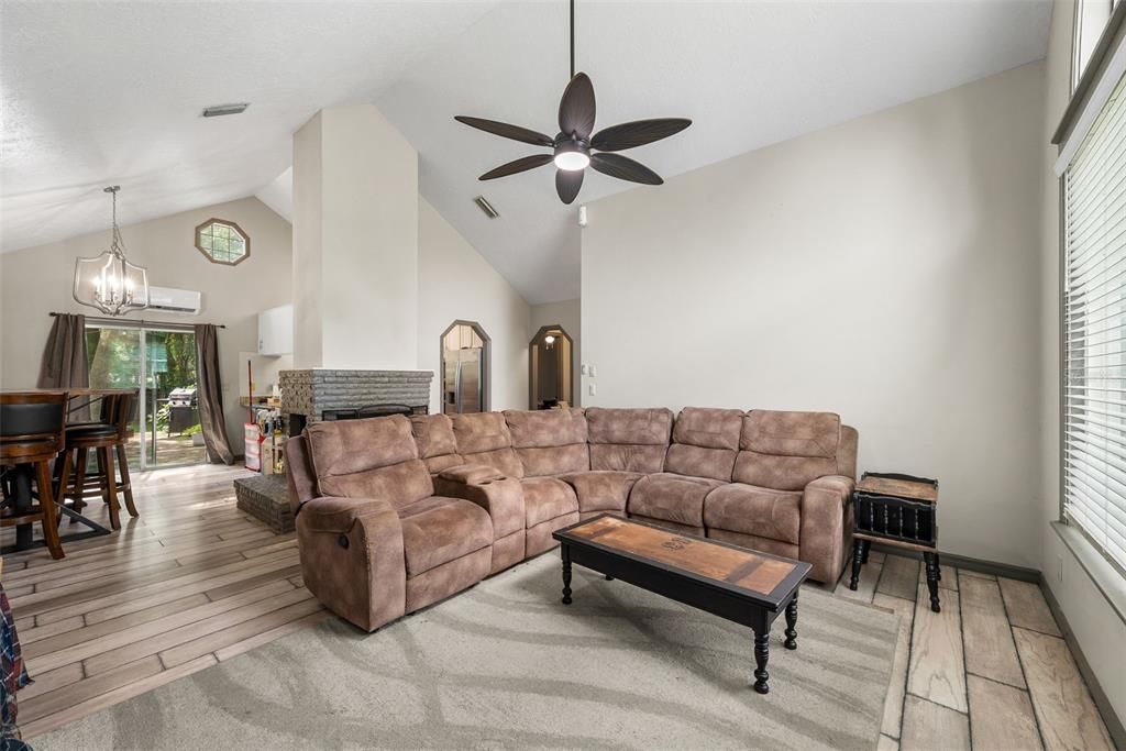 For Sale: $220,000 (3 beds, 2 baths, 1271 Square Feet)
