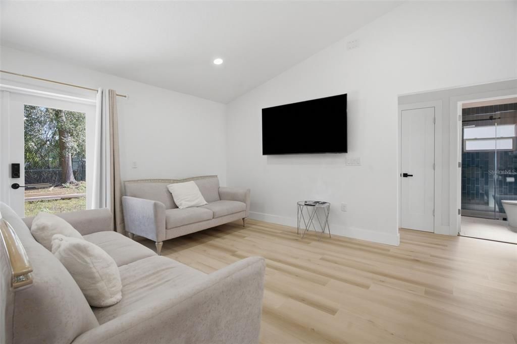 For Rent: $2,300 (3 beds, 2 baths, 1283 Square Feet)