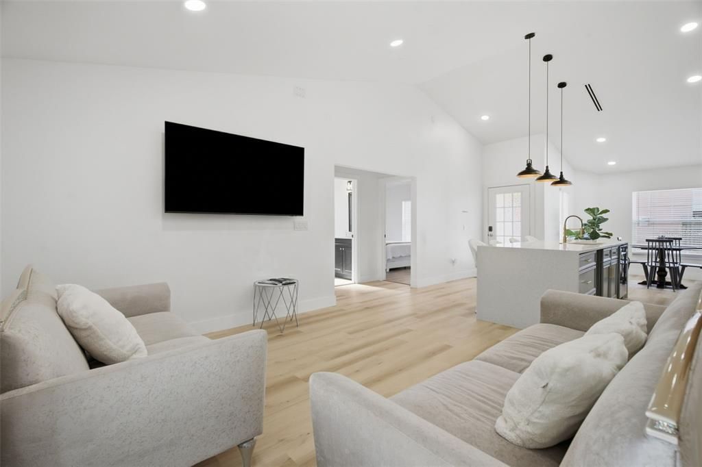 For Rent: $2,300 (3 beds, 2 baths, 1283 Square Feet)