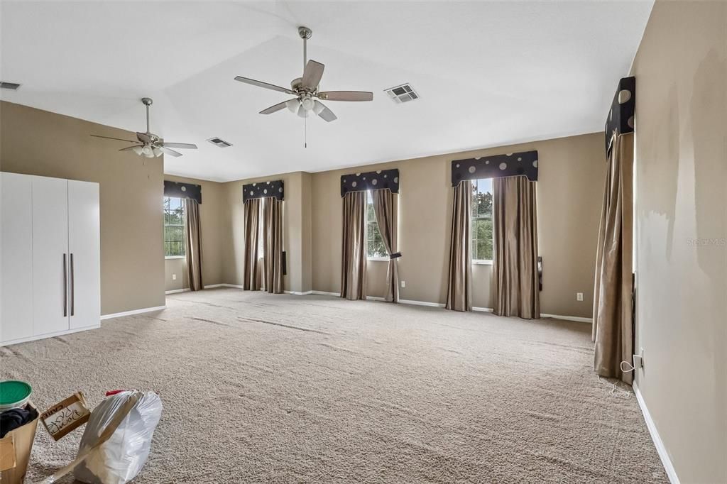 For Rent: $4,500 (5 beds, 4 baths, 4059 Square Feet)