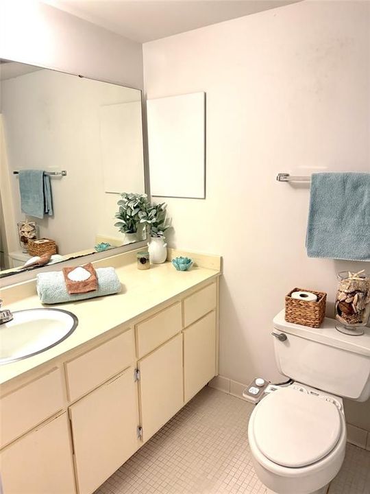 For Sale: $164,900 (2 beds, 2 baths, 986 Square Feet)