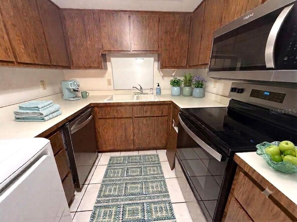 For Sale: $164,900 (2 beds, 2 baths, 986 Square Feet)