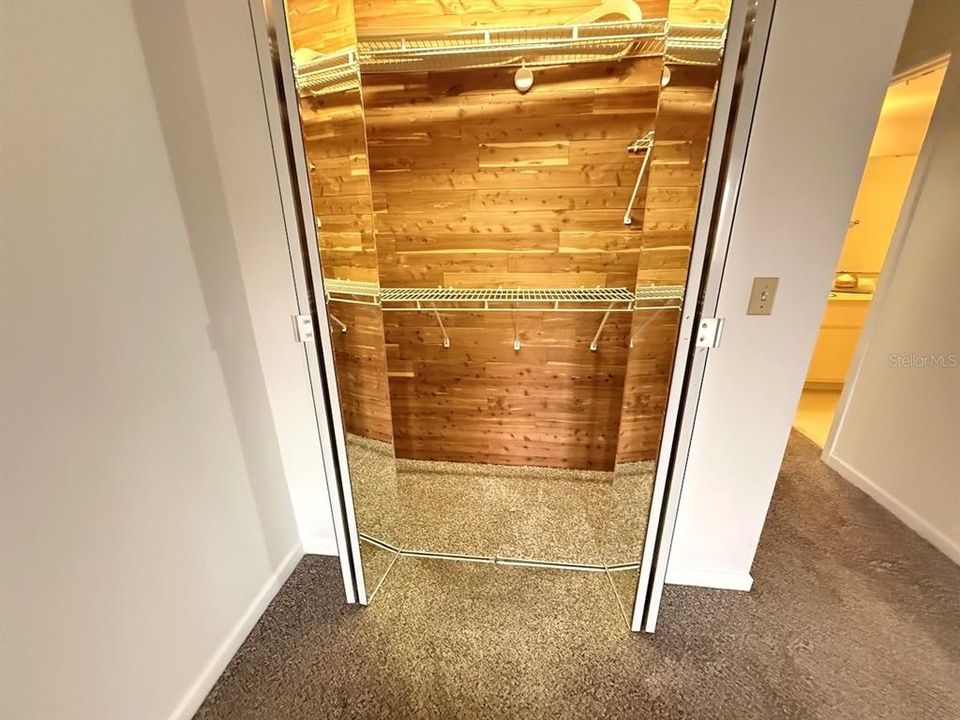 For Sale: $164,900 (2 beds, 2 baths, 986 Square Feet)