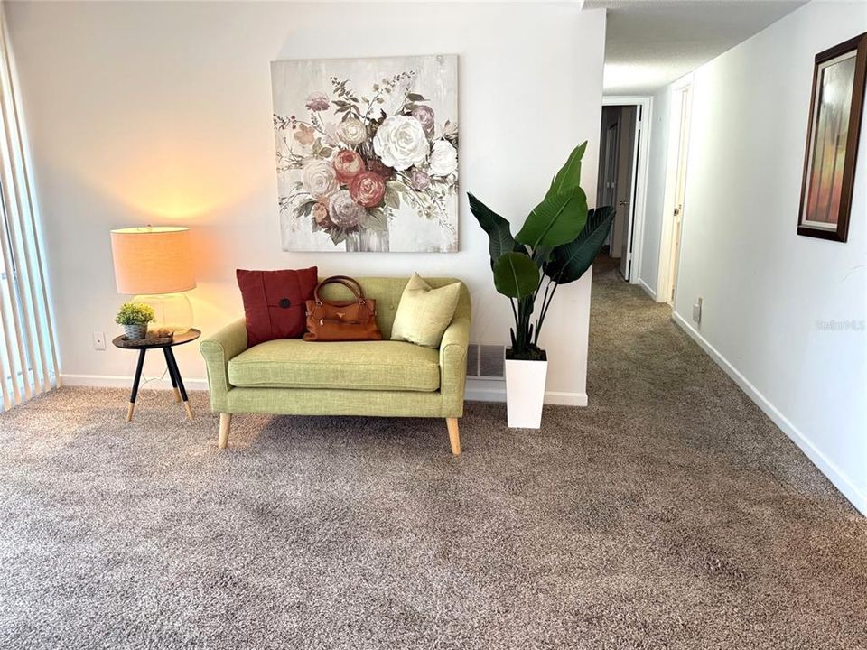 For Sale: $164,900 (2 beds, 2 baths, 986 Square Feet)