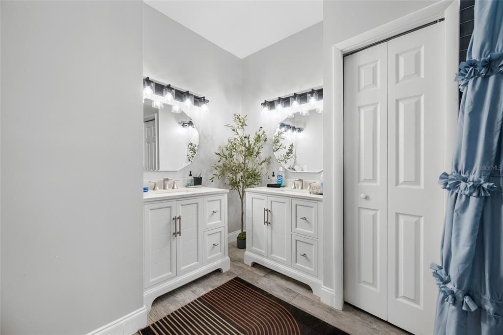 For Sale: $320,000 (3 beds, 2 baths, 1587 Square Feet)