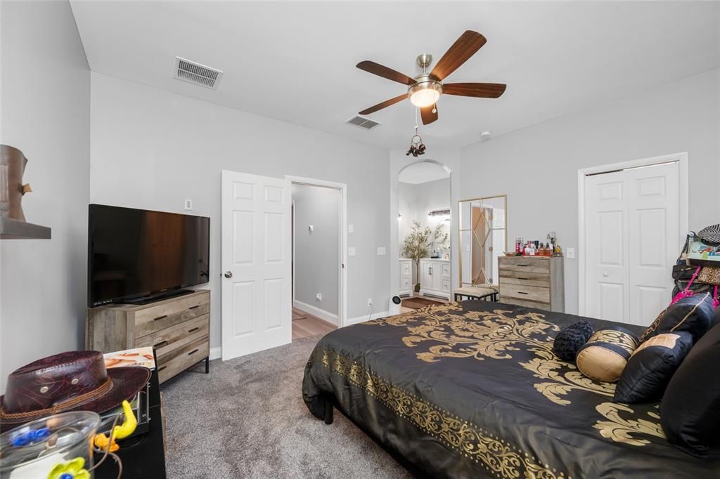 For Sale: $320,000 (3 beds, 2 baths, 1587 Square Feet)