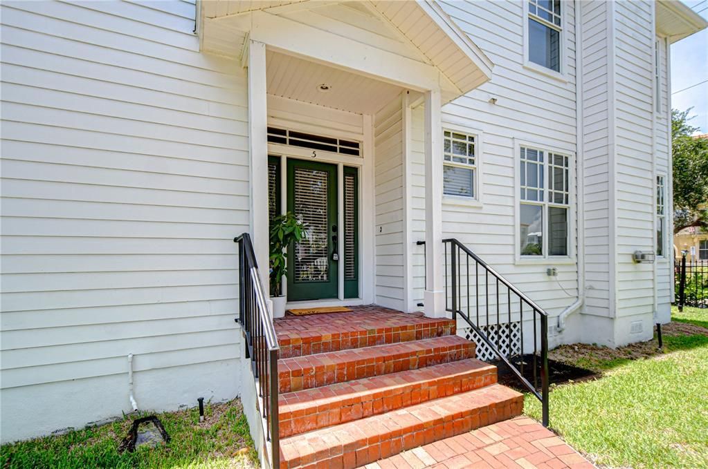 Active With Contract: $5,000 (3 beds, 2 baths, 1644 Square Feet)