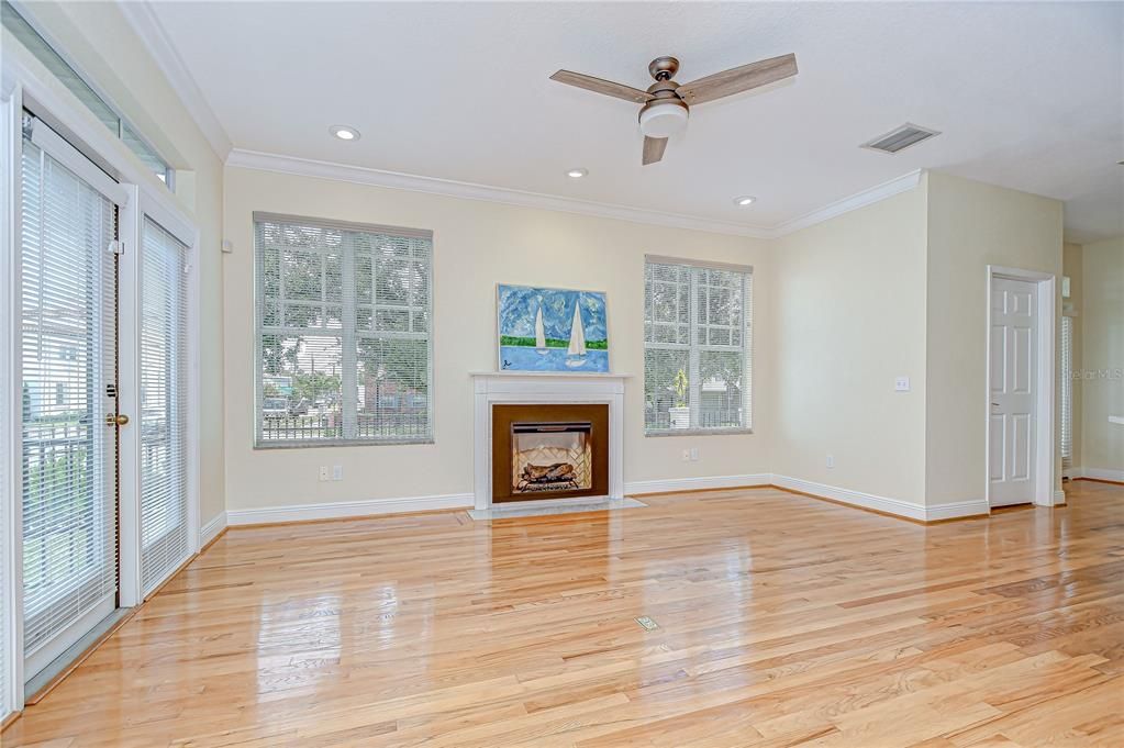 Active With Contract: $5,000 (3 beds, 2 baths, 1644 Square Feet)