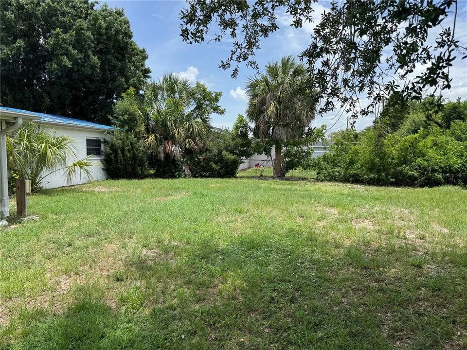 For Sale: $179,000 (2 beds, 1 baths, 1121 Square Feet)