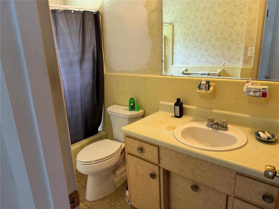 For Sale: $179,000 (2 beds, 1 baths, 1121 Square Feet)