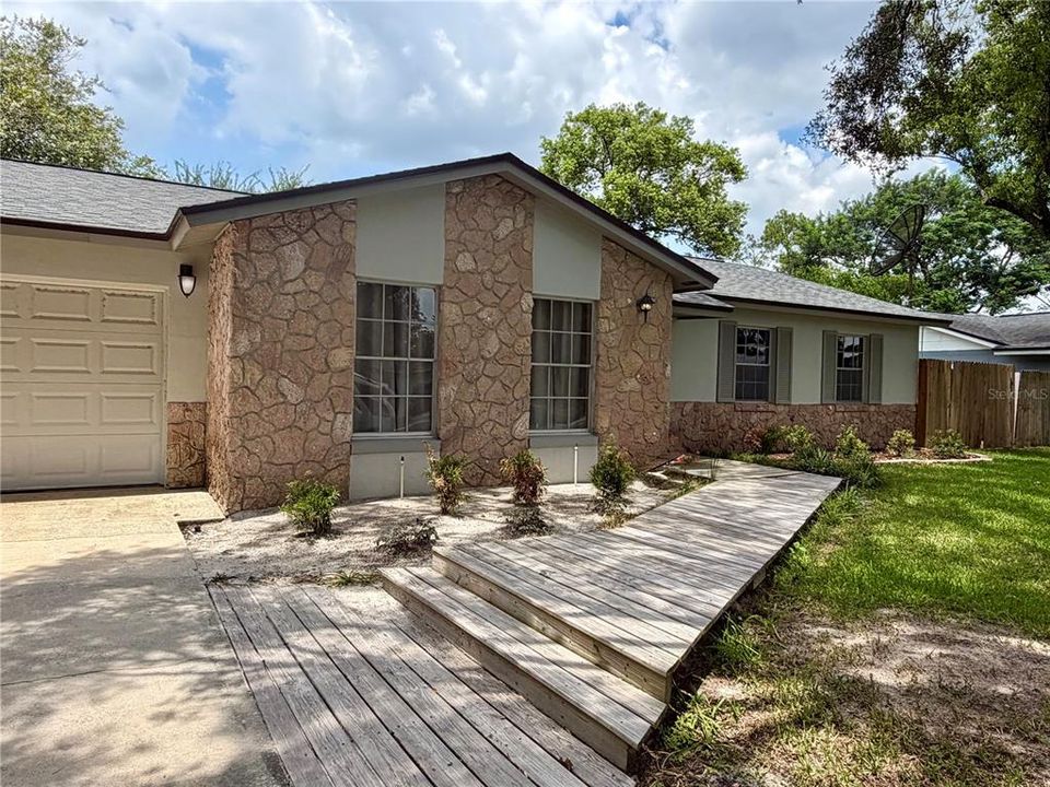 For Rent: $2,500 (3 beds, 2 baths, 1410 Square Feet)