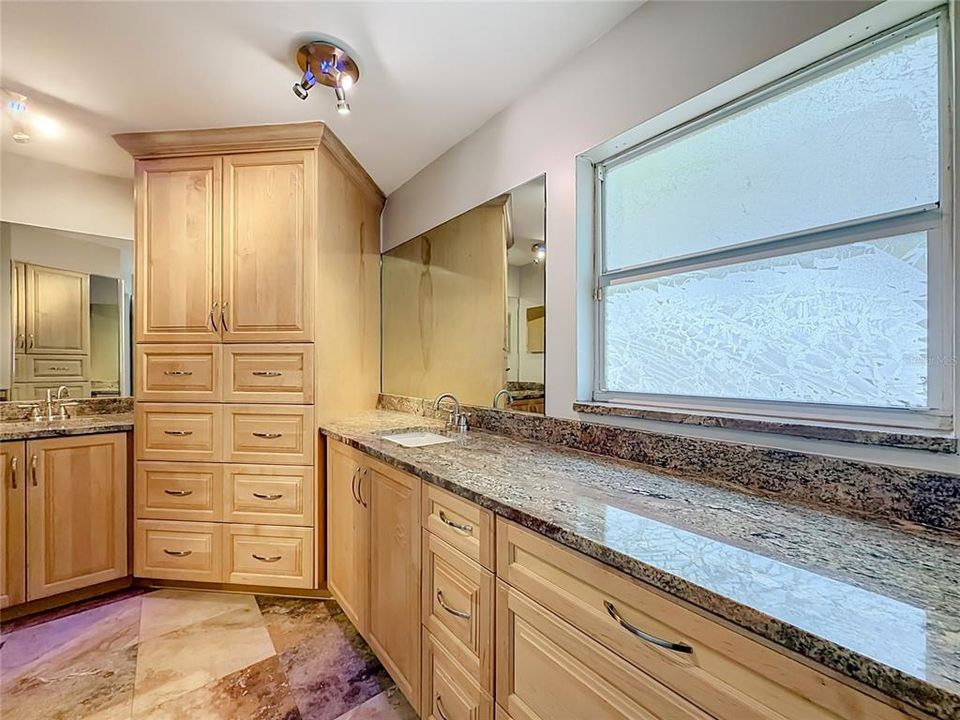 Activo con contrato: $458,000 (2 camas, 2 baños, 2158 Pies cuadrados)