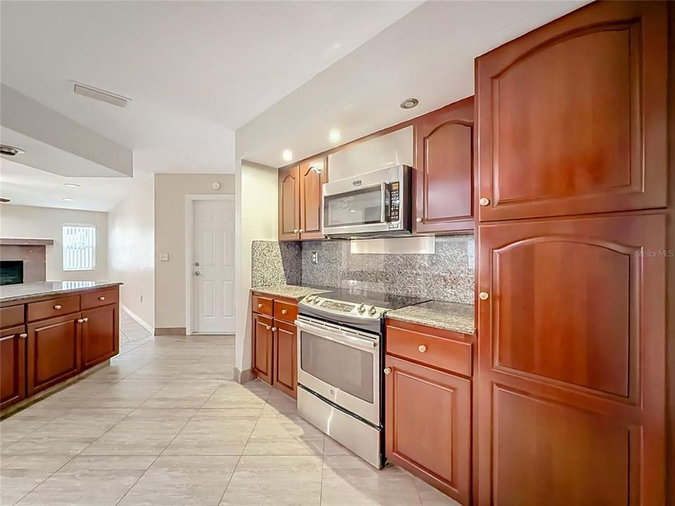 Activo con contrato: $458,000 (2 camas, 2 baños, 2158 Pies cuadrados)